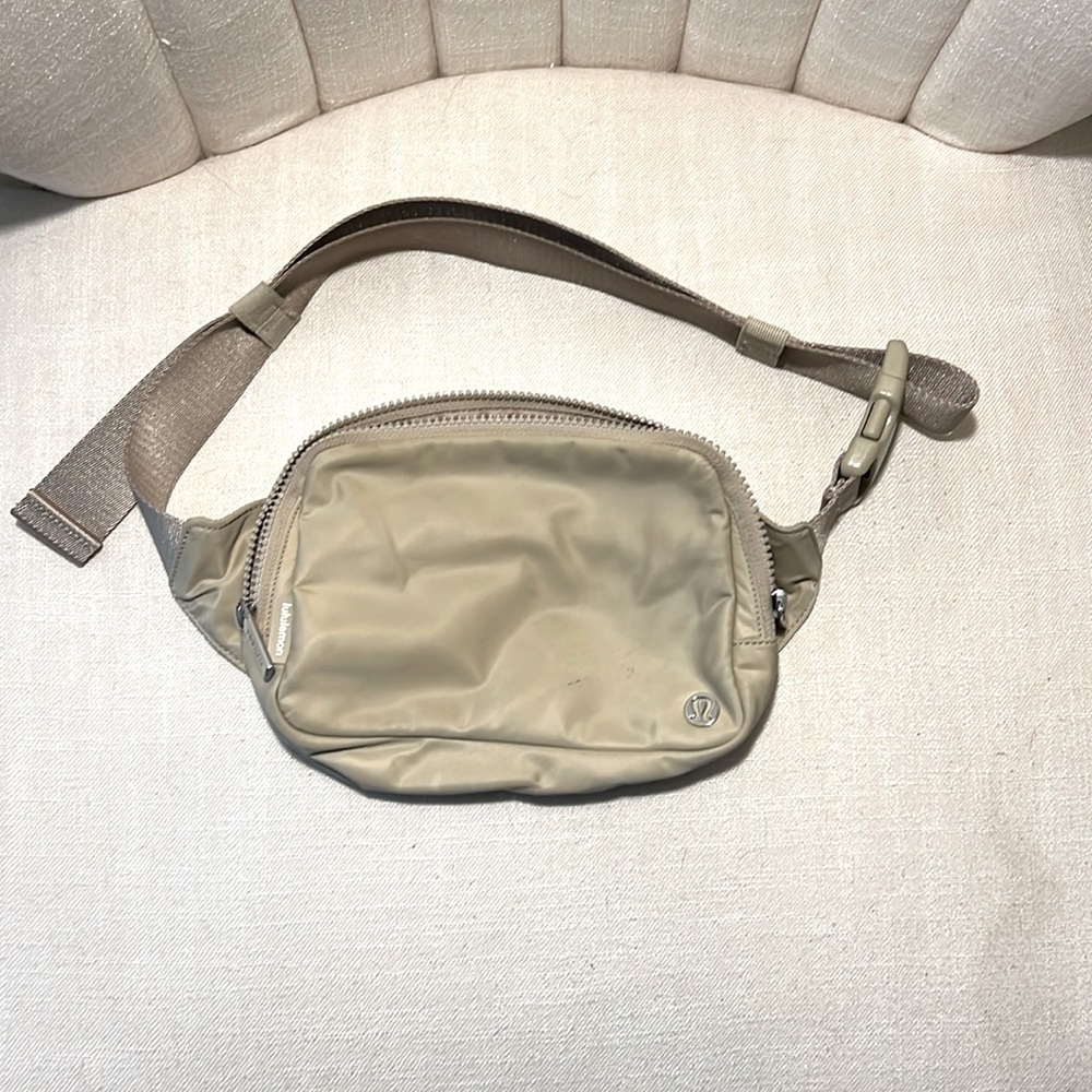 Lululemon 2L Beltbag